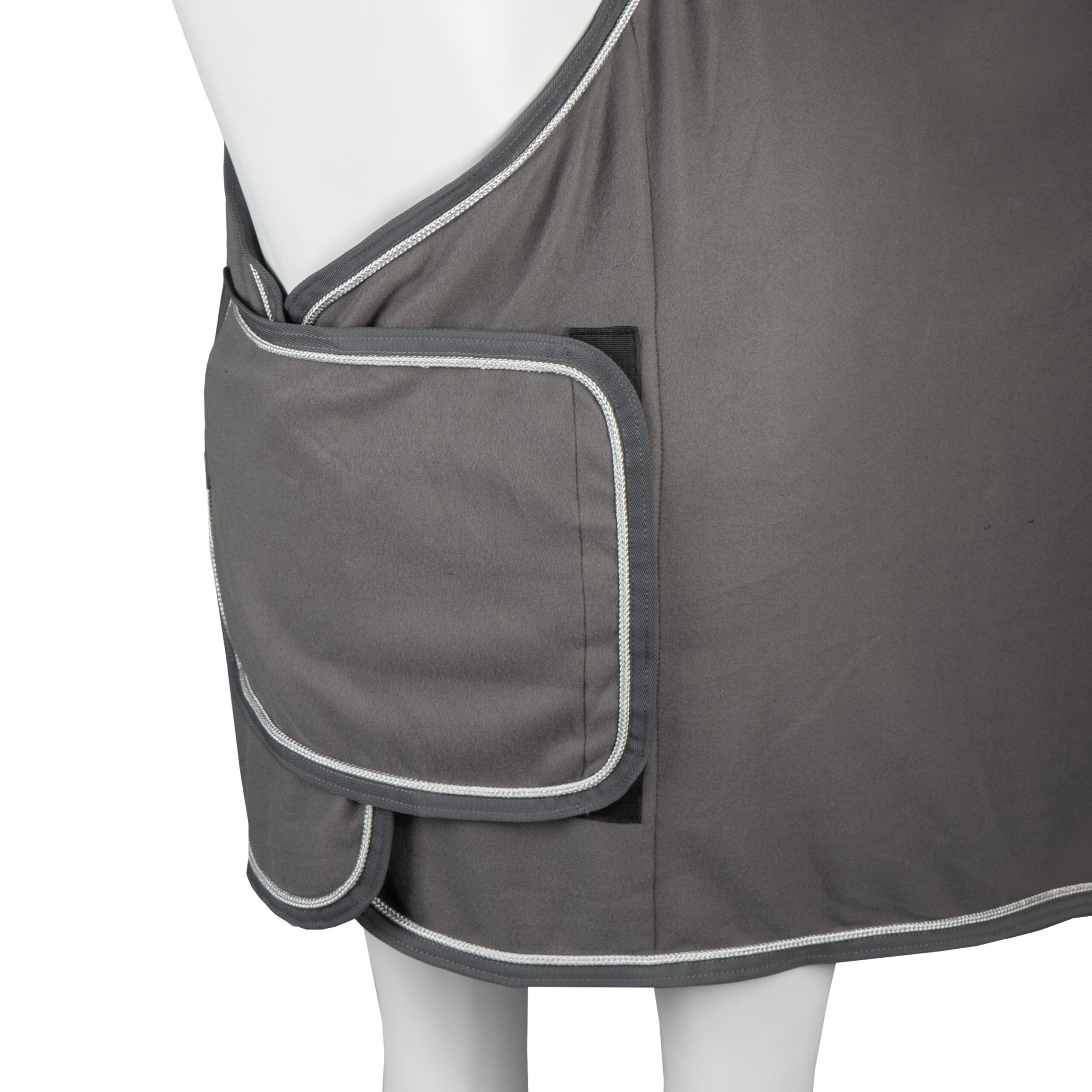 FLEECE DEKEN MET BORSTFLAP EN ORNAMENT